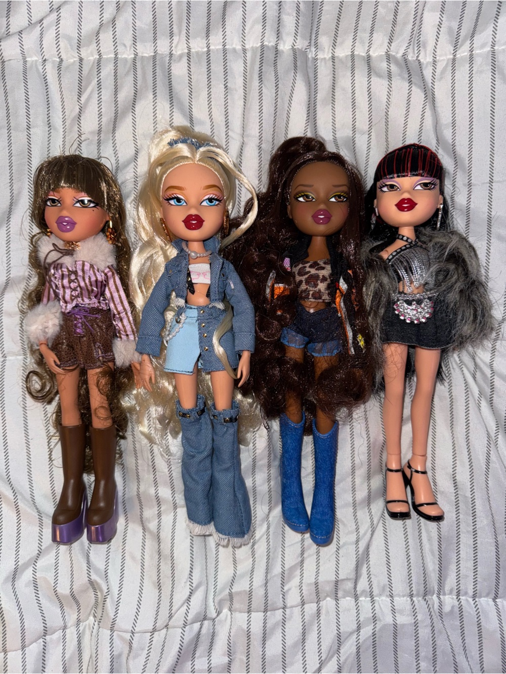 Set of 4 Bratz dolls